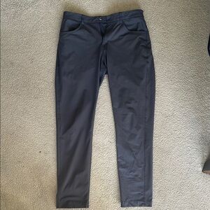 32 x 30 Vuori Charcoal Meta Pant
